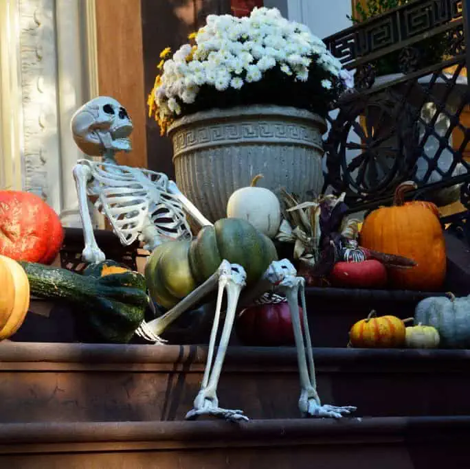 Nejlepší nápady na Halloweenskou výzdobu - skrytá kostra