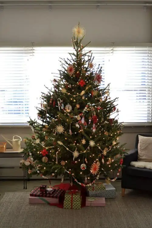 Vánoční strom se slaměnými ozdobami