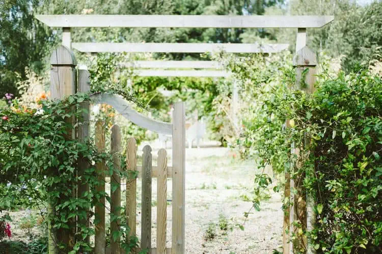 10 dřevěných branek: unikátní a stylové nápady pro vaši zahradu