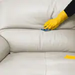 Jak účinně odstranit skvrny z kůže pro dokonale čistou pohovku?