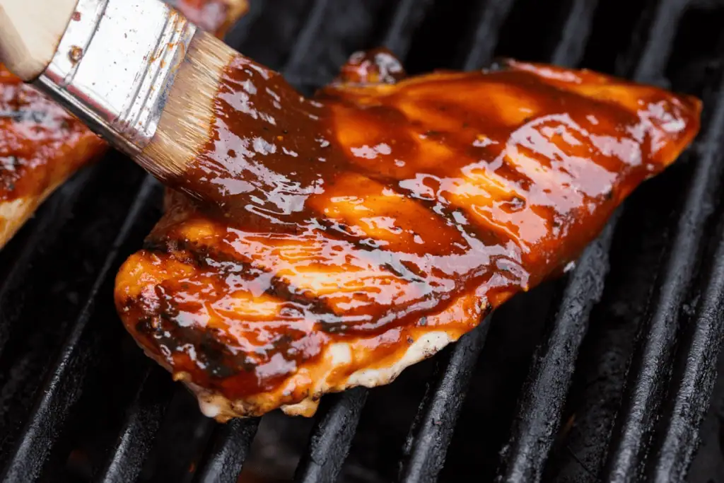 Jarní BBQ: 5 nezbytných směsí a omáček pro skvělé grilování