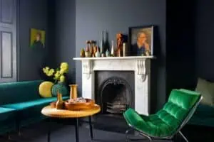 Odvážný styl plný kontrastů a elegance: černá barva v interiéru