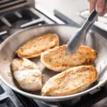 Bleskové kuřecí burgery s halloumi: hotové za 15 minut