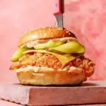 Bleskové kuřecí burgery s halloumi: hotové za 15 minut