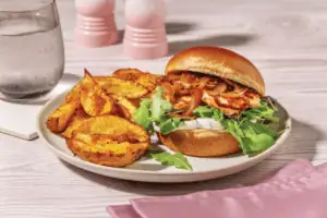 Bleskové kuřecí burgery s halloumi: hotové za 15 minut