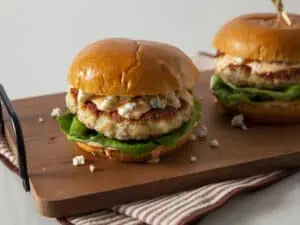 Šťavnaté Buffalo kuřecí burgery s osvěžujícím salátem